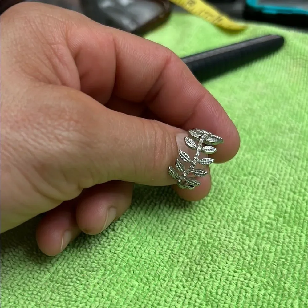 Elegant Silver Leaf Ring